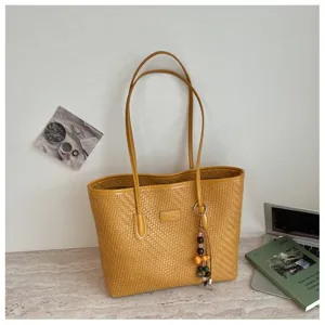 Sac cabas tissé jaune élégant, grand sac à main d'épaule pour femmes mode d'été détail.