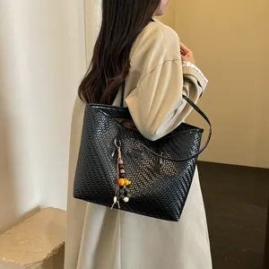 Élégant sac cabas tressé noir pour femme, grand sac à main élégant pour le quotidien.