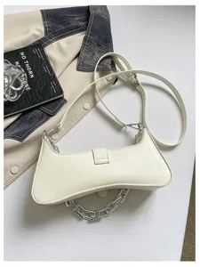 Elegantes Detail der weissen Mondsichel-Umhängetasche mit Metallkette und verstellbarem Riemen.