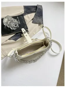 Trendige weiße Schultertasche mit klobiger Kette, stilvolle minimalistische Damentasche.