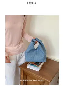 Detailansicht der stylischen Denim Handtasche mit Knoten, lässige Lifestyle Präsentation.
