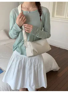 Minimalist casual τσάντα χιαστί λεπτομερής άποψη, πολύ κομψό καθημερινό αξεσουάρ.