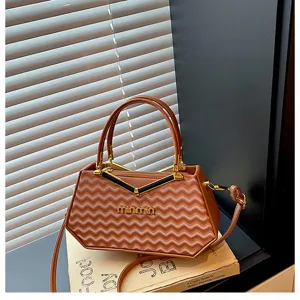 Borsa a mano marrone con motivo a onde, manico in metallo e tracolla elegante donna.