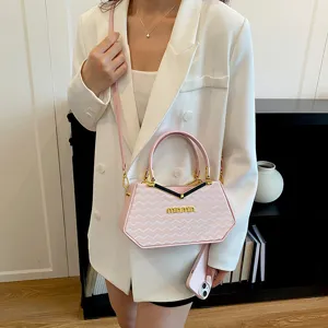 Elegante borsa a mano rosa con manico e tracolla, borsa a spalla chic da donna alla moda.
