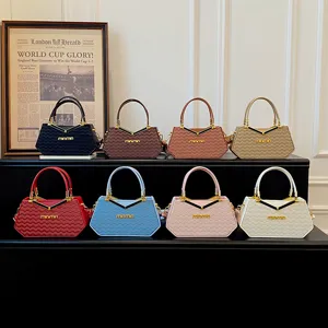 Piccola borsa a mano alla moda dal design di nicchia per donne, elegante borsa a tracolla e spalla.
