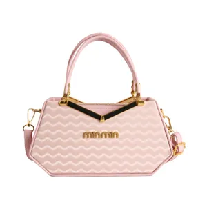 Elegante borsa da donna rosa con motivo a onde, manici superiori e preziosi dettagli dorati.