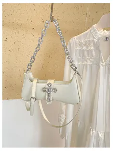 Elegante weiße Damen Schultertasche mit grober Metallkette und glänzender Strass Kreuz Schnalle.