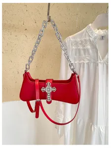 Rote stylische Umhängetasche mit grober Kette und funkelndem Strass Kreuz Detail für Damen