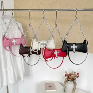 Modische PU Leder Umhängetasche mit Metallkette und Gothic Kreuz Dekoration für stilvolle Frauen
