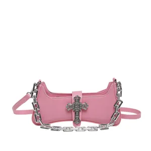 Rosa modische Schultertasche mit Strass-Kreuz und massiver silberner Kette für Damen.