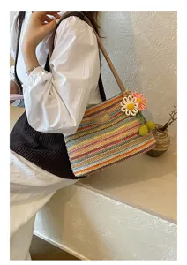 Kleurrijke geweven strooien schoudertas met schattige gebreide bloemenhanger voor strand vakantie.