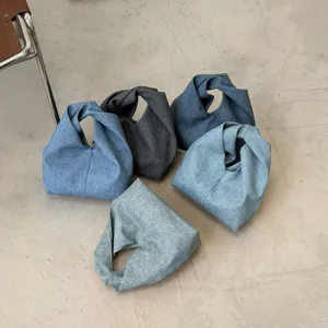 Minimalistische lässige Jeans-Knotentasche für Damen, schicke Sommertasche mit bequemem Griff.
