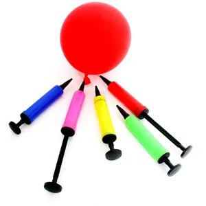 Primer plano detallado de bombas de mano coloridas para globos y un globo rojo brillante.