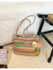 Stijlvolle gekleurde geweven stro schoudertas voor dames, ideaal voor zomervakantie en strand.