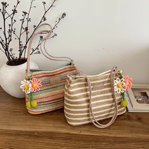 Geweven schoudertas voor dames, stijlvolle stro strandtas met leuke bloemenhanger.