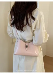 Borsa a spalla minimalista chic con chiusura in metallo, ideale per uso quotidiano.