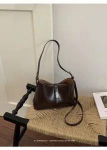 Borsa a tracolla in pelle PU marrone scuro con chiusura in metallo e dettagli versatili.