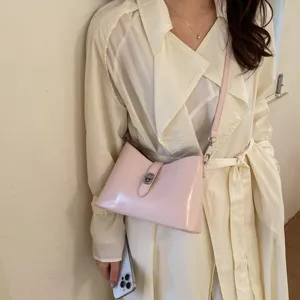 Borsa a tracolla rosa da donna con chiusura elegante, ideale per il lavoro e la vita quotidiana.