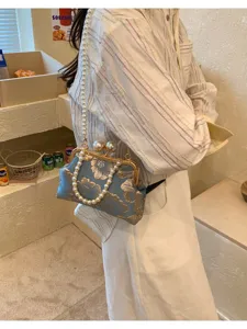 Vintage μπλε brocade τσάντα ώμου με κομψό λουράκι πέρλας για γυναίκες στυλ μόδα.