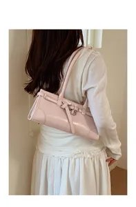 Elegante borsa a spalla in pelle verniciata rosa con design retrò per un look chic quotidiano.