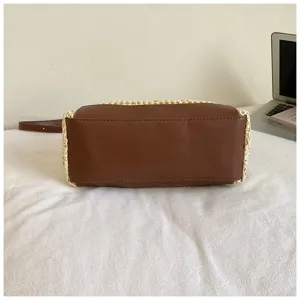 Vue détaillée du sac bandoulière en paille d'été avec fond en cuir PU marron pour femmes.