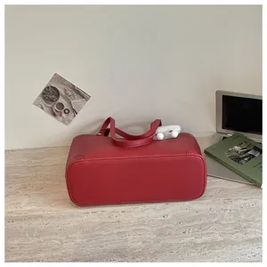 Λεπτομέρεια κόκκινης τσάντας tote από PU δέρμα, με μεγάλη χωρητικότητα και υφή.