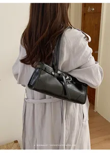 Borsa a spalla in pelle verniciata nera con dettaglio fibbia, stile retro sofisticato.