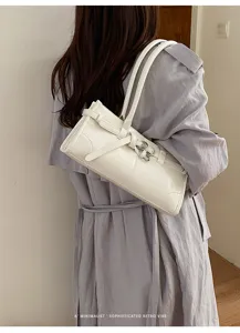 Dettaglio borsa a spalla bianca minimalista in pelle PU liscia con fibbia elegante.