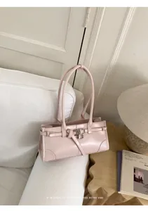 Dettaglio borsa a spalla minimalista retrò rosa, elegante borsa da donna in stile vintage.