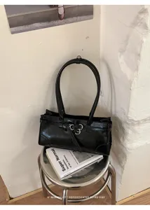 Borsa a tracolla retrò in ecopelle nera, design minimalista con fibbia in metallo chic.