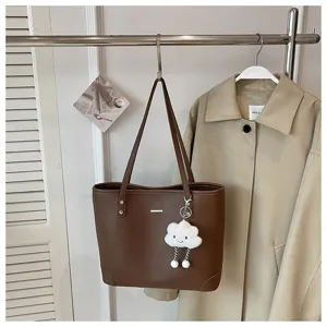 Καφέ δερμάτινη τσάντα shopper λεπτομέρεια, casual τσάντα ώμου με χαριτωμένο κρεμαστό σύννεφο.