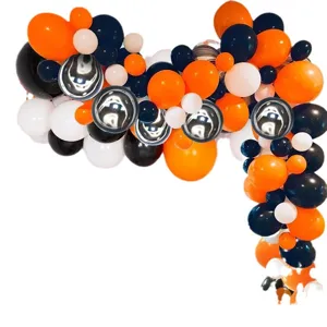 Halloween Ballonbogen Set mit orangen, schwarzen und silbernen Ballons für Partydekoration.