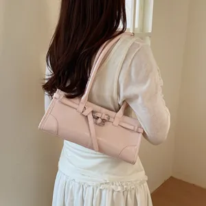 Borsa a spalla in pelle verniciata rosa da donna, elegante borsa retrò pendolare, vista principale.