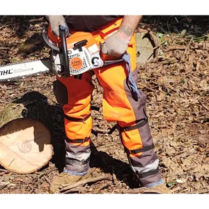 Pantaloni di sicurezza per motosega forestale anti-taglio da lavoro arancione e grigio.