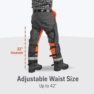 Dettaglio pantaloni di sicurezza forestali, cintura e gambe regolabili con arancione visibile.