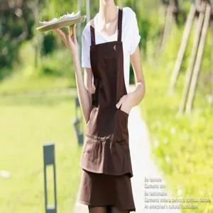 Detailaufnahme einer stilvollen braunen Schürze im Freien, ideal für Küchenarbeit oder Gartenarbeit.