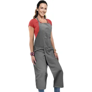Detalle de delantal de trabajo largo con abertura gris, ropa casual de cerámica para uso diario.
