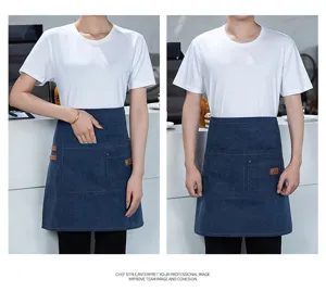Λεπτομερής όψη ποδιάς μέσης από σκούρο μπλε τζιν με τσέπες και δερμάτινη θηλιά για εργασία.