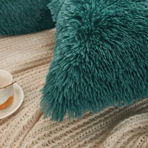 Detailansicht des dunkelgrünen flauschigen Plüschkissens, weiche Langhaar-Textur für gemütliches Wohnen.