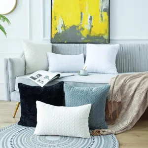 Nordischer Flanell Kissenbezug mit Blattmuster, gemuetliches Sofa Deko Detail Ansicht.