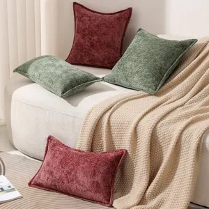 Coussin en velours chenille et oreiller décoratif pour canapé et salon, détail texturé.