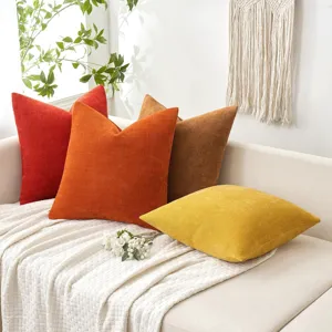 Chenille kussen detail met gezellige effen kleur kussens voor de bank in de woonkamer.
