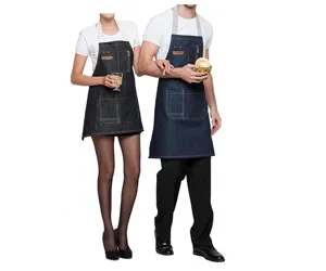 Détail du tablier en jean avec fermeture éclair et multiples poches, idéal pour cuisine et café.