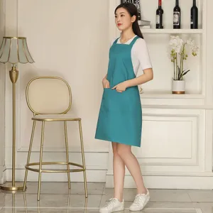 Adjustable cross-back apron with pockets, durable polyester cotton work apron for cafe, kitchen.