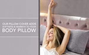 Housse de coussin de corps grise confortable en détail, texture en peluche douce et chaleureuse.
