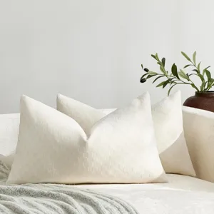 Vista dettagliata della fodera per cuscino beige in ciniglia a quadri, federa divano.