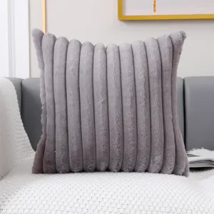 Coussin en fausse fourrure de lapin gris peluche pour canapé chambre déco détail