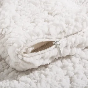 Vue detaillee housse de coussin sherpa blanc fermeture eclair texture douce et confortable.