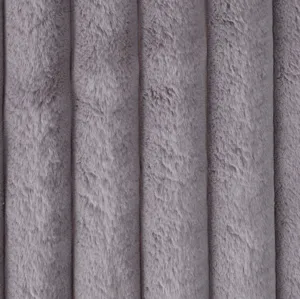 Housse de coussin en fausse fourrure de lapin grise, texture peluche rayures verticales.