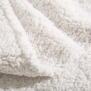 Détail de tissu de coussin de corps duveteux blanc, texture douce longue peluche de lit.